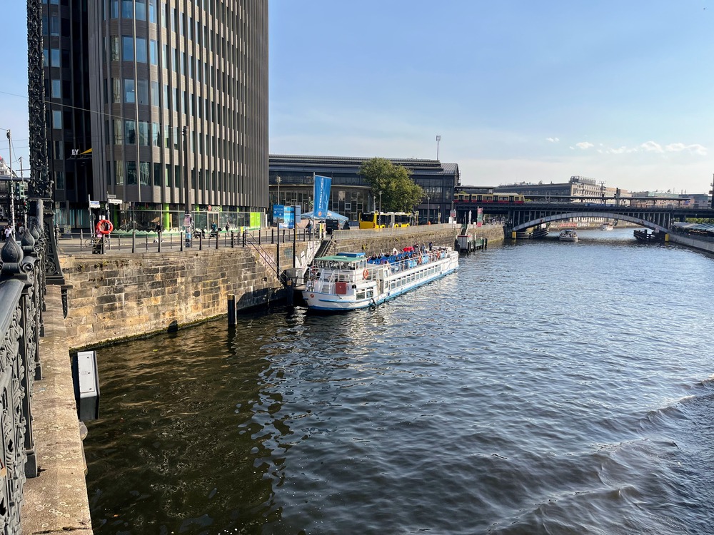 Bootsanleger Friedrichstraße Berlin Reichstagufer