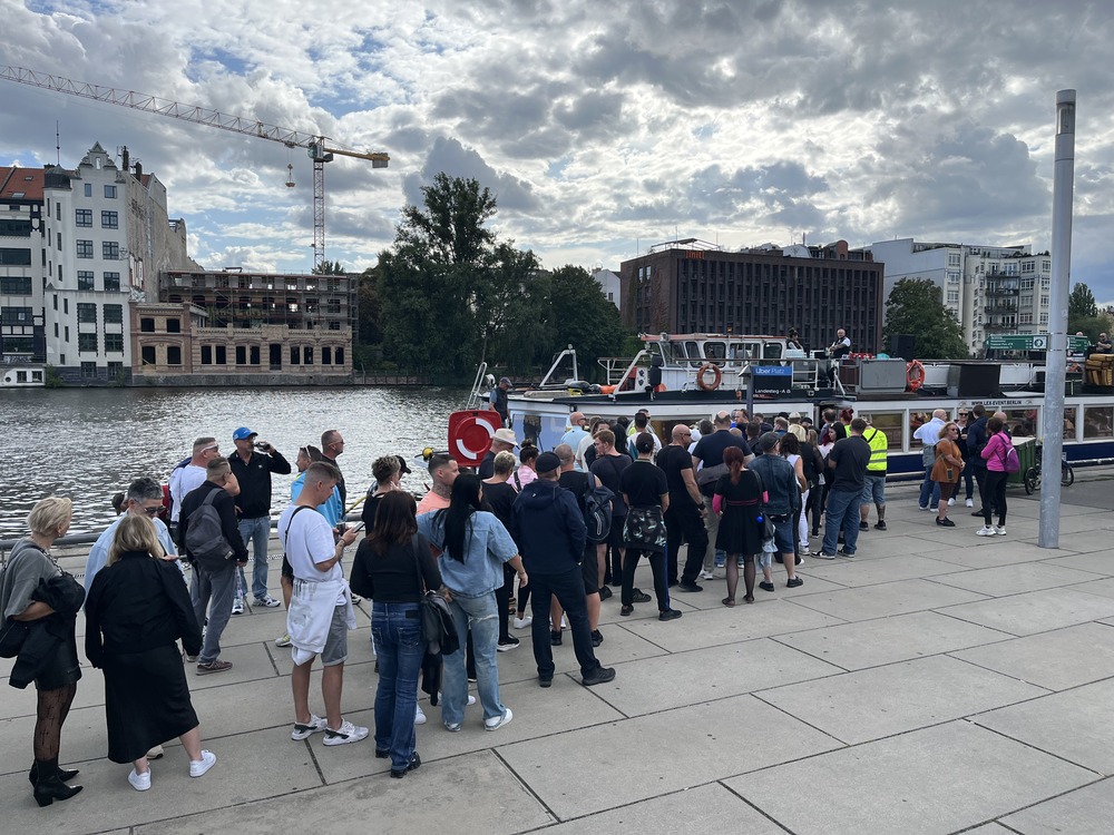 Anlegestelle Berlin East Side Gallery / UBER Arena