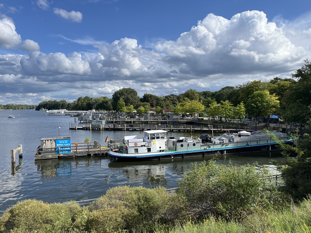 Blick auf den Hafen Treptow und die Spree