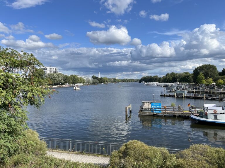 Anlegestelle Hafen Treptow direkt an der Spree