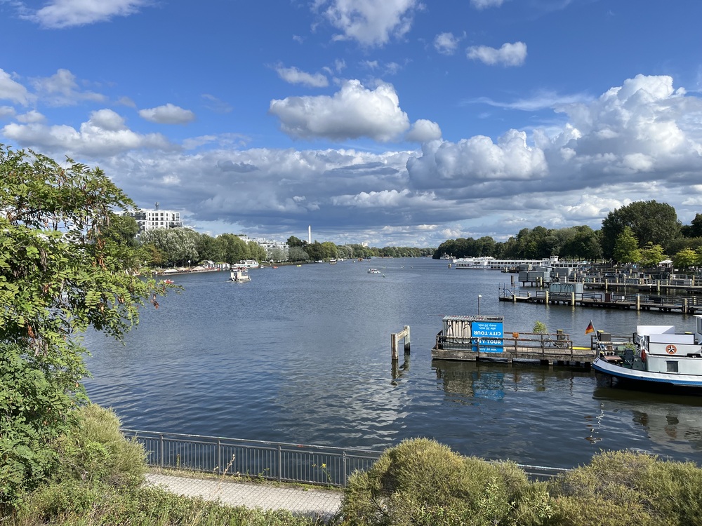 Anlegestelle Hafen Treptow direkt an der Spree
