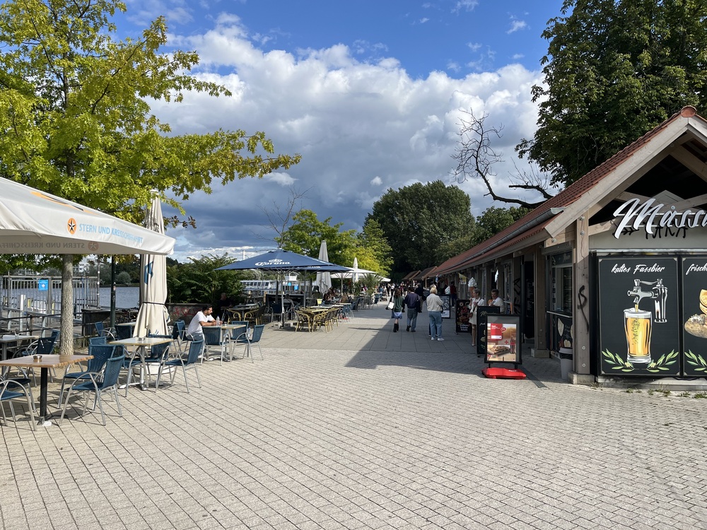 Sitzplätze mit Essensständen am Hafen Treptow in Berlin