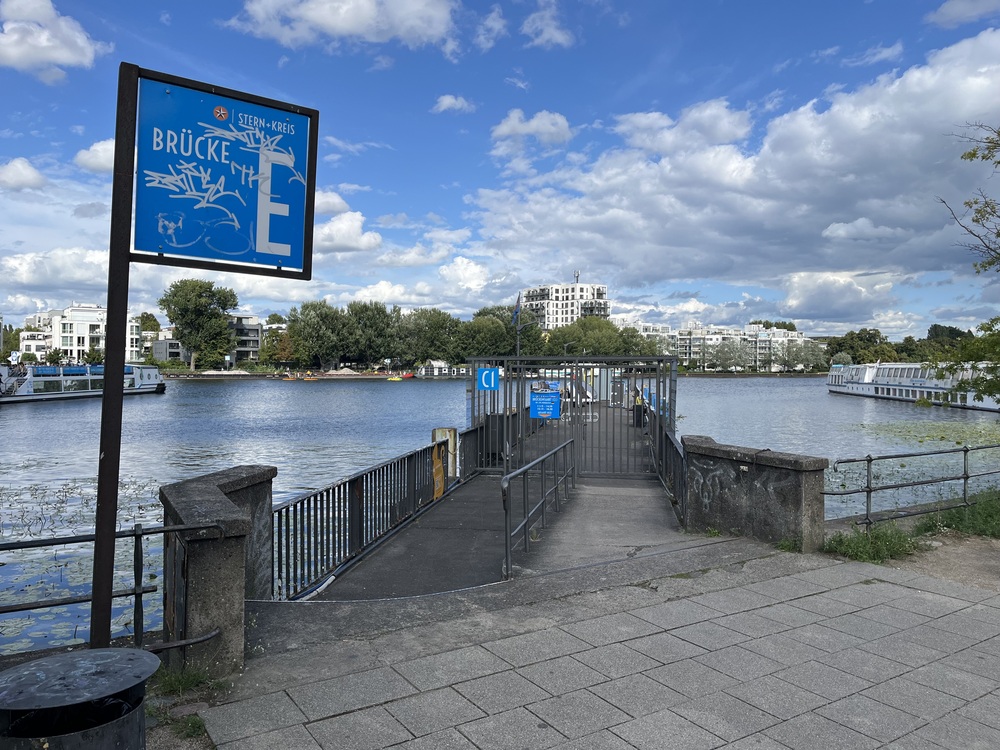 Brücke E am Hafen Treptow in Berlin