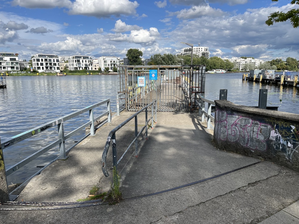 Barrierefreier Steg am Hafen Treptow in Berlin