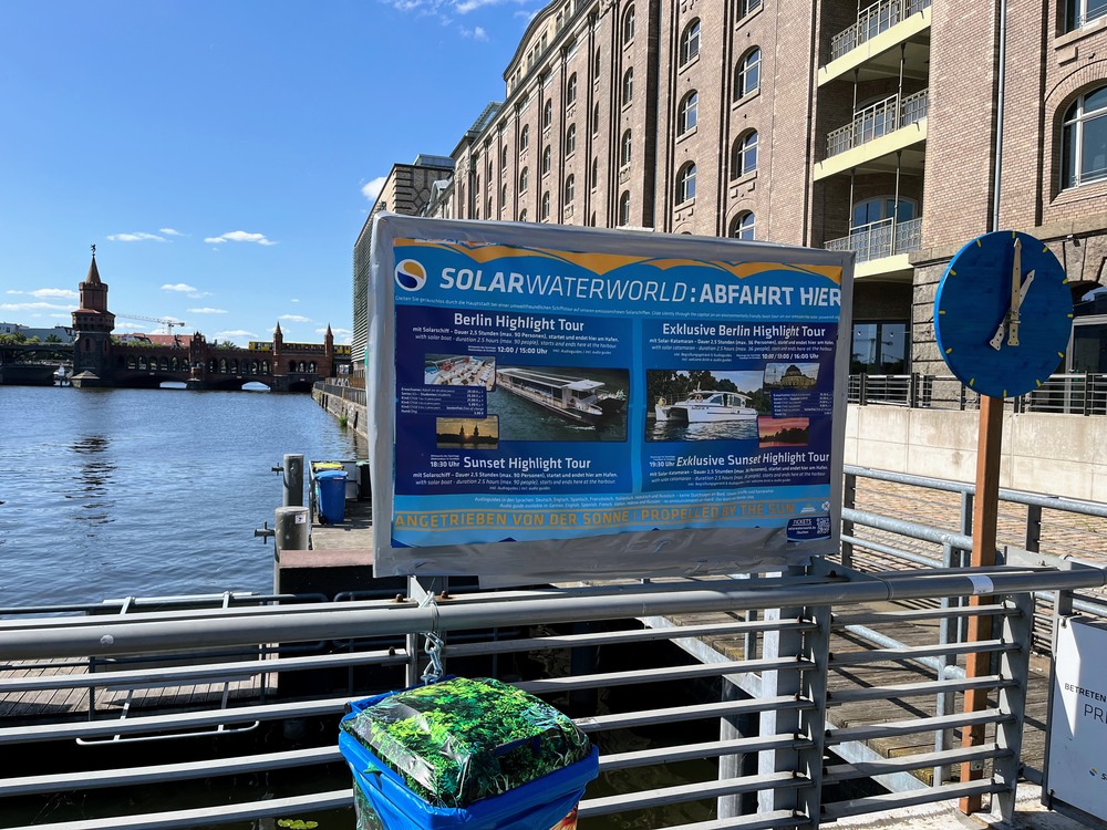 Barrierefreie Anlegestelle von Solarwaterworld hinter dem nhow Hotel an der Oberbaumbrücke in Berlin
