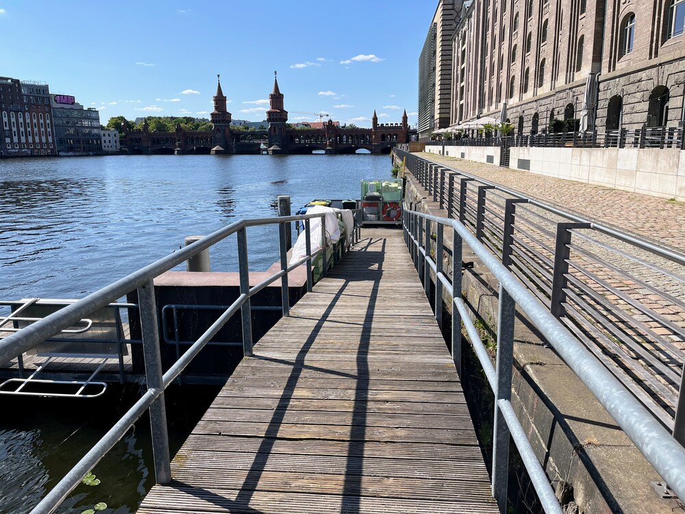 Barrierefreie Anlegestelle von Solarwaterworld hinter dem nhow Hotel an der Oberbaumbrücke in Berlin