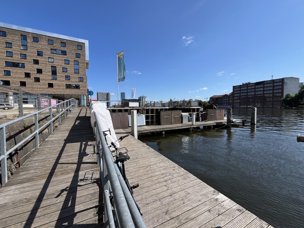 Barrierefreie Anlegestelle von Solarwaterworld hinter dem nhow Hotel an der Oberbaumbrücke in Berlin