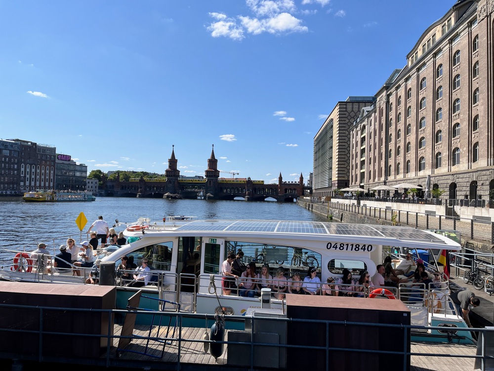 Barrierefreie Bootsanlegestelle von Solarwaterworld hinter dem nhow Hotel an der Oberbaumbrücke