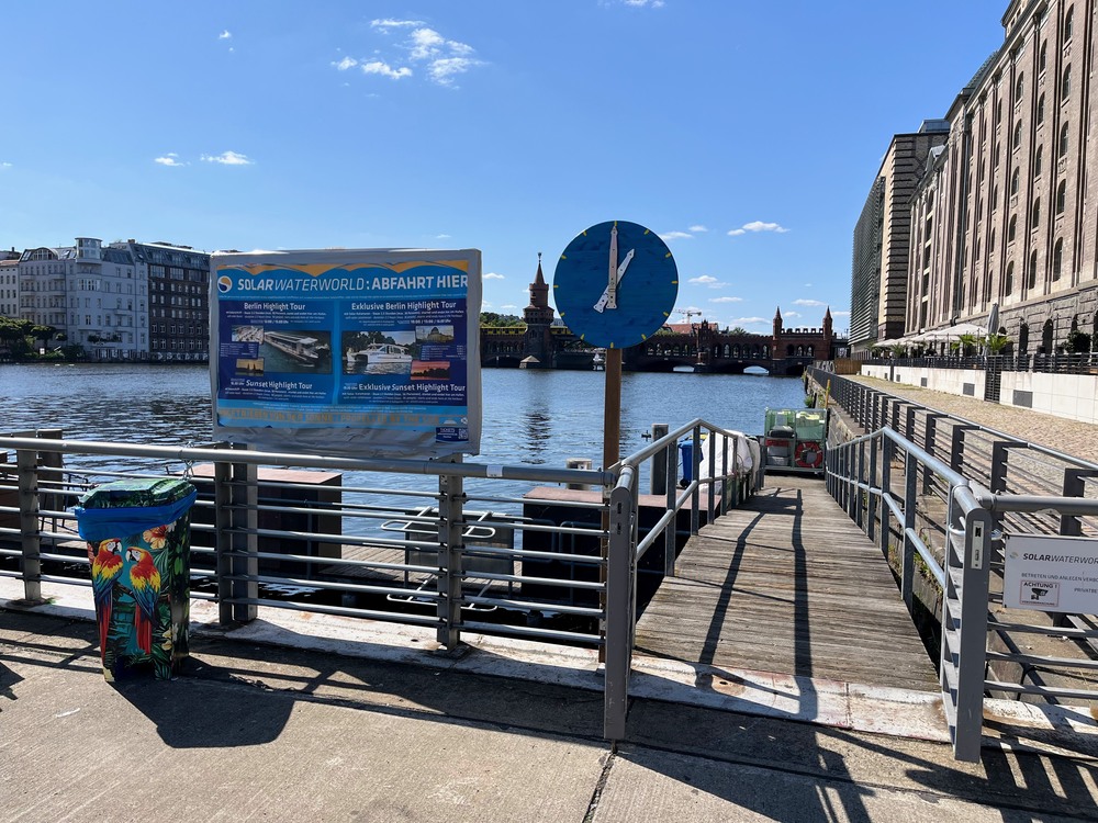 Barrierefreie Anlegestelle von Solarwaterworld hinter dem nhow Hotel an der Oberbaumbrücke in Berlin