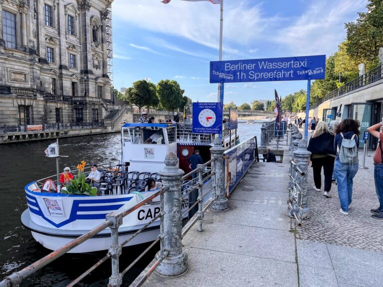 Berliner Wassertaxi Domaquareé Berlin