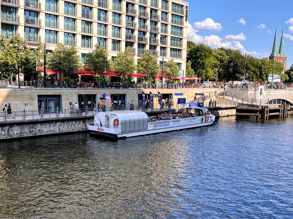 Berliner Wassertaxi Anlegestelle Domaquareé